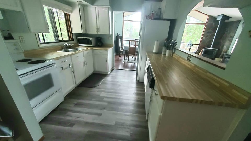 Kitchen with lots of counter space, double-door fridge/freezer, dishwasher.