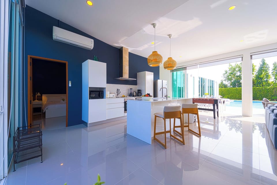 Full-size fridge, microwave, oven, stovetop