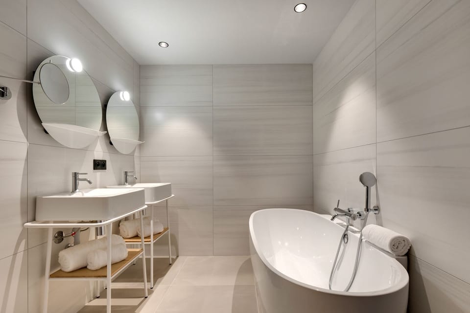 Signature Double Room | Bathroom | Free toiletries, hair dryer, towels, soap