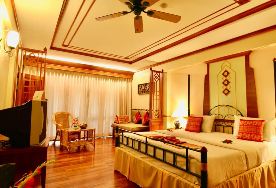 In-room safe, desk, bed sheets