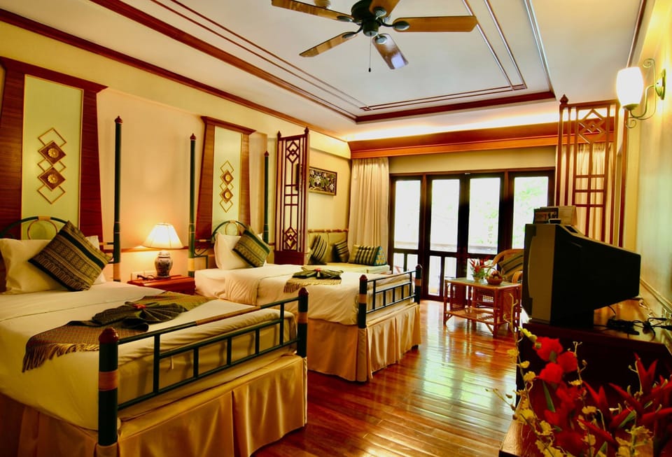 In-room safe, desk, bed sheets