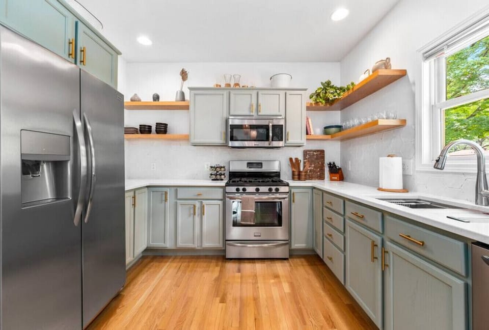 Cook up a storm in this fully stocked, modern kitchen 🍳✨