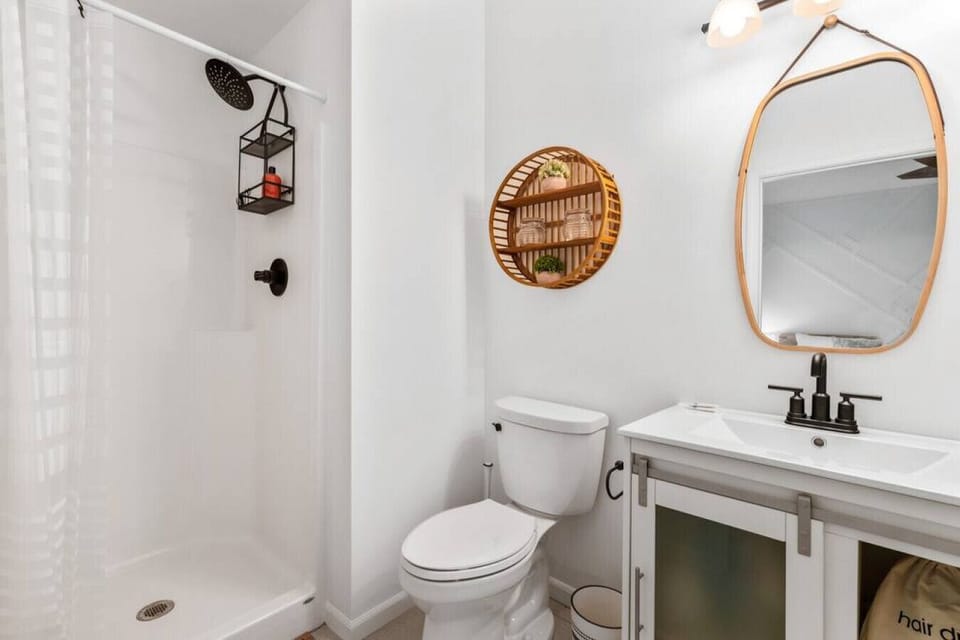 Refresh in style with a modern bathroom setup 🚿🪞