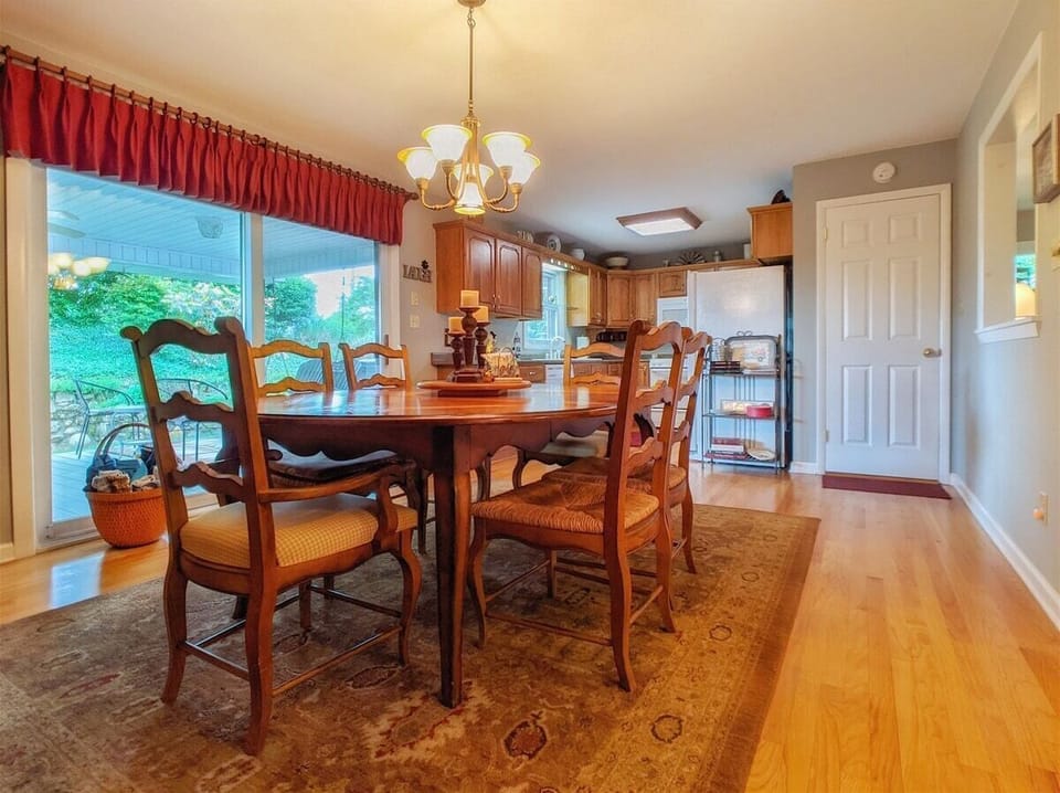 Dining/Kitchen Area