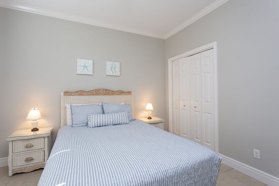 Guest Bedroom with Queen Bed.