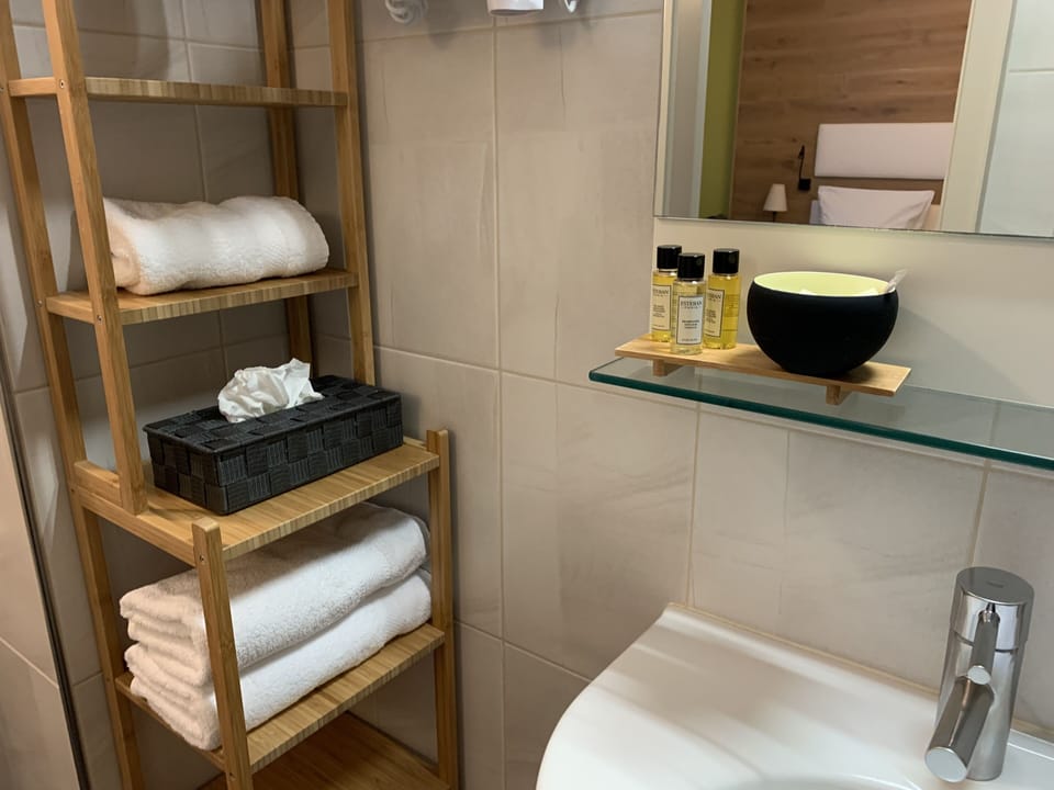 Premium Room | Bathroom | Combined shower/tub, free toiletries, hair dryer, towels
