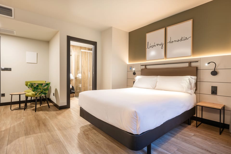 Deluxe Room | Desk, soundproofing, WiFi (free), bed sheets