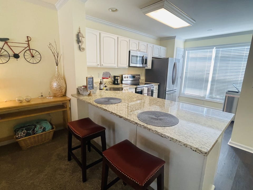 Fully renovated kitchen, gorgeous granite countertops and brand new appliances