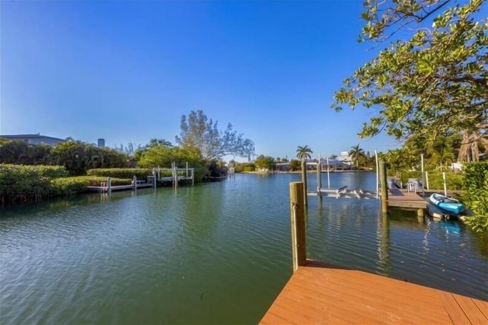 House, 4 Bedrooms | Lake