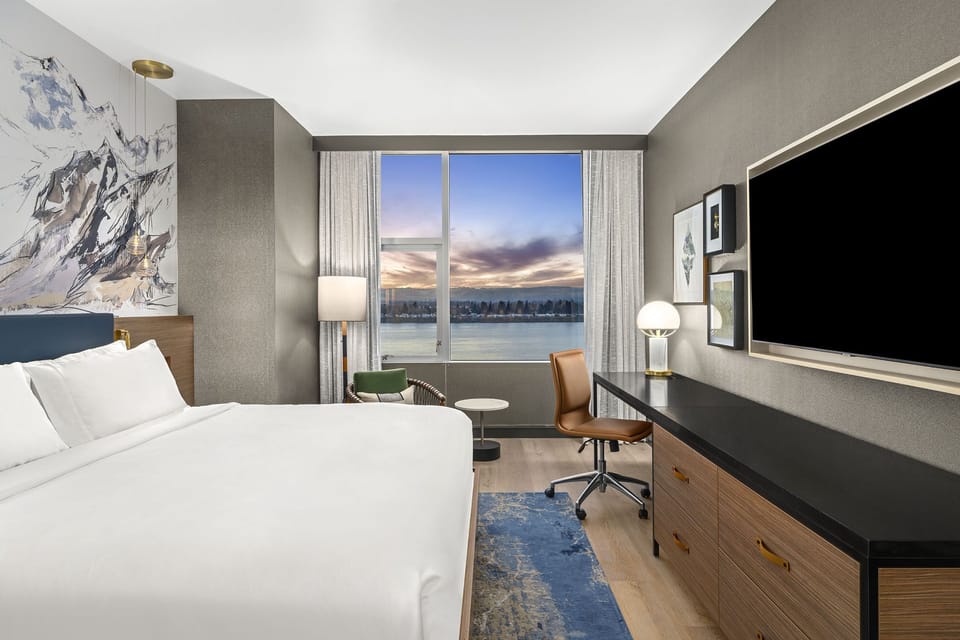 Premium Room, 1 King Bed (Waterfont View) | Egyptian cotton sheets, premium bedding, Select Comfort beds