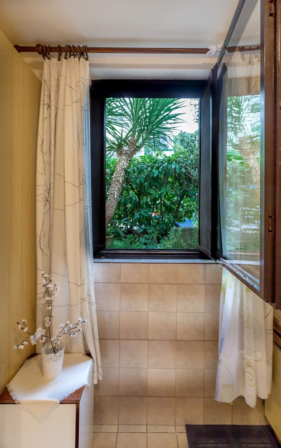 Apartment | Bathroom | Shower, hair dryer, towels