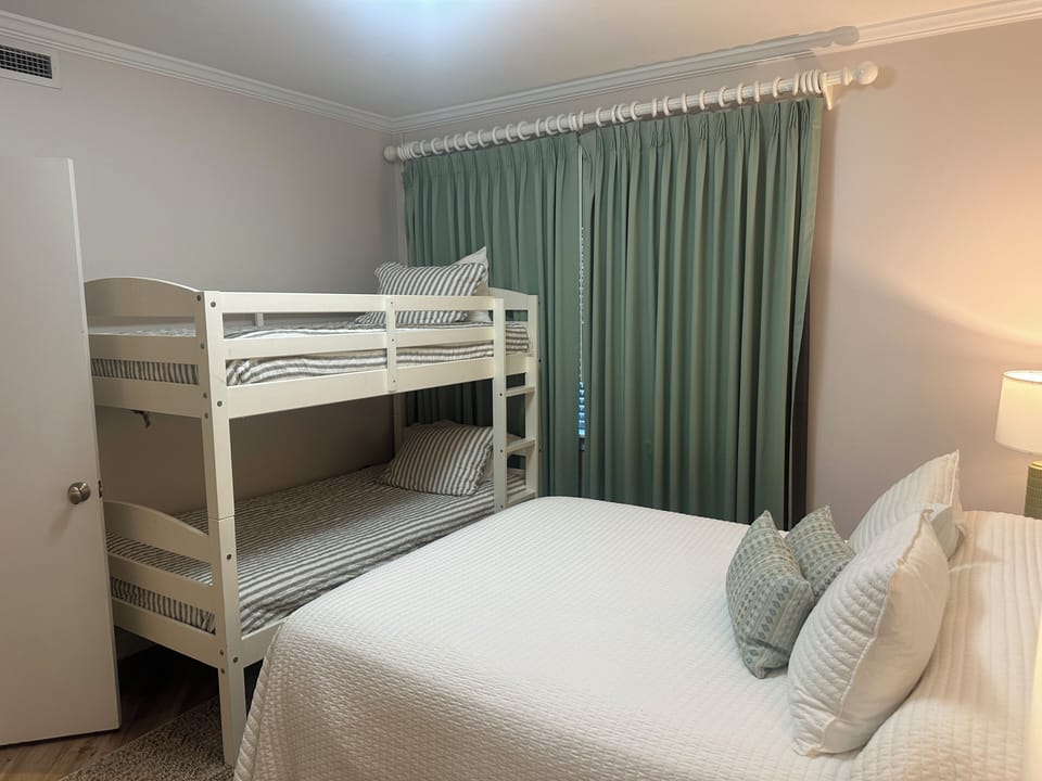 guest bedroom with QUEEN and TWIN/TWIN bunks