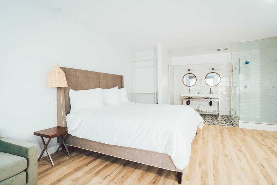 SKS - Superior Room, 1 King Bed with Sofa bed, Non Smoking image 3