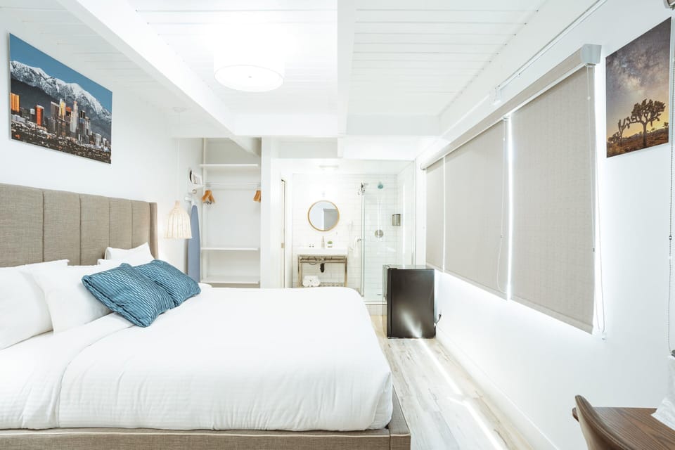 DK - Deluxe Room, 1 King Bed, Non Smoking image 3