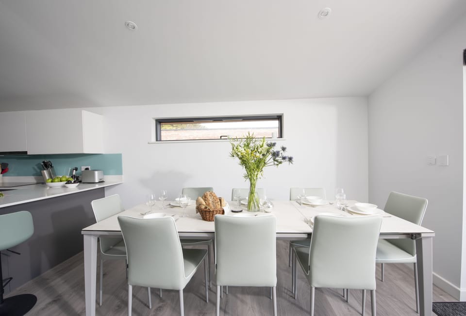 The Shore, Mawgan Porth. First floor: Enjoy family meals around the lovely dining table