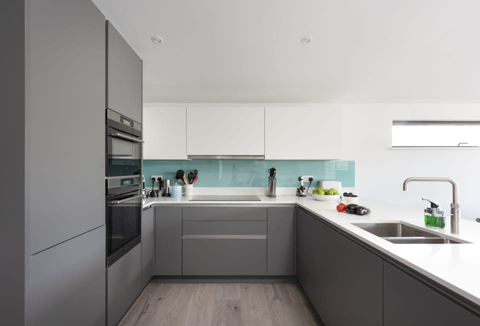 The Shore, Mawgan Porth. First floor: Well-equipped modern kitchen