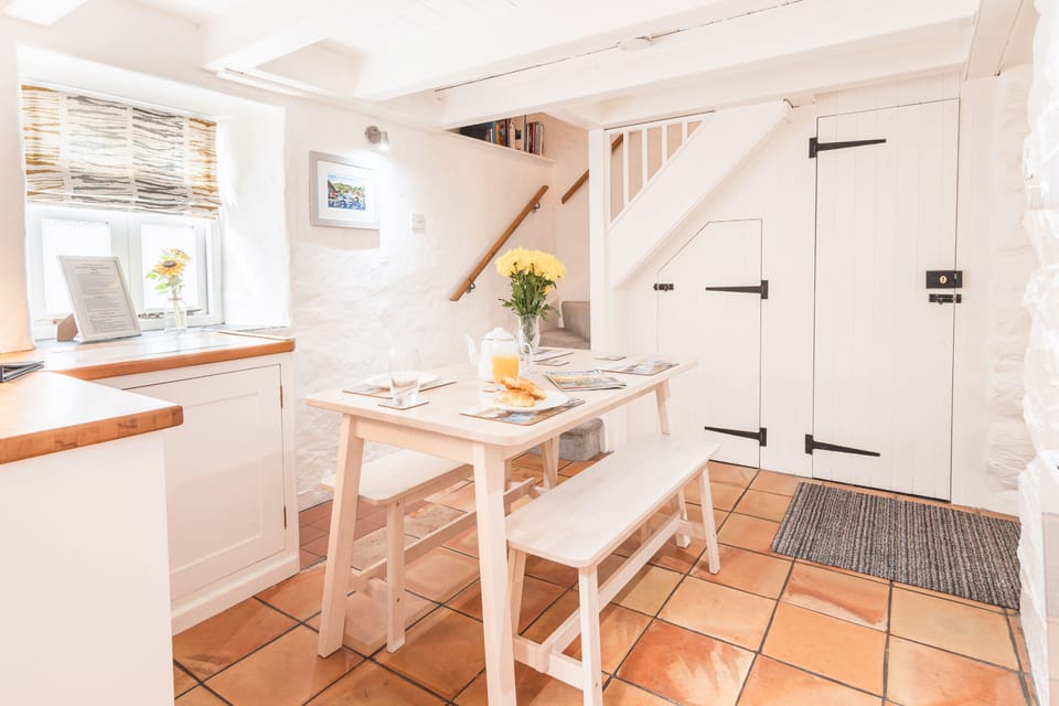 Salty's Cottage, St Agnes. Ground floor: Dining room with table and seating for four