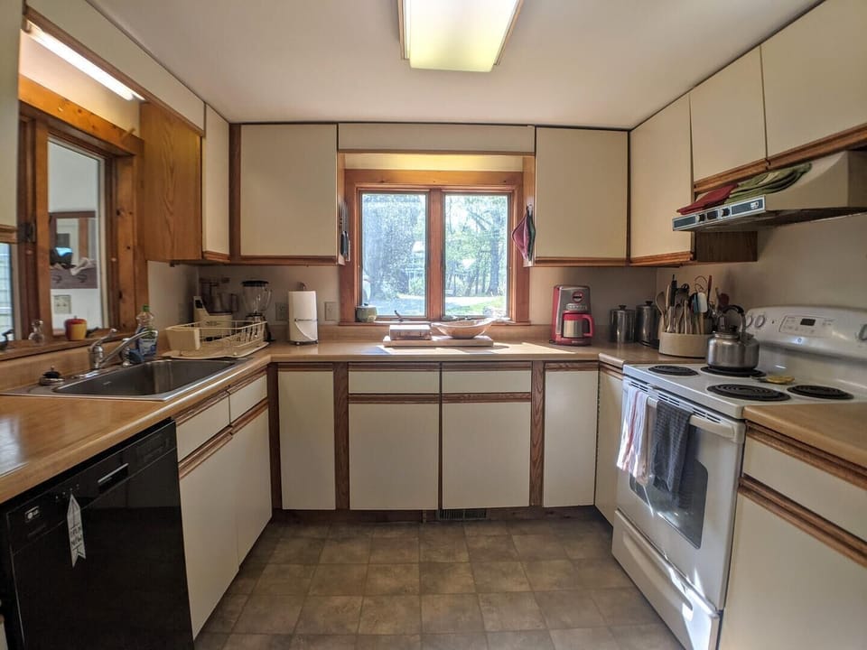 kitchen- additional view- all the cooking essentials you need
