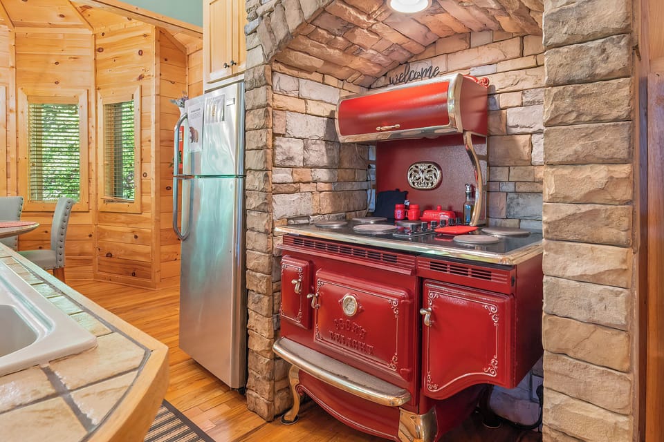 Cabin, Multiple Beds, Hot Tub | Private kitchen | Fridge, microwave, oven, stovetop