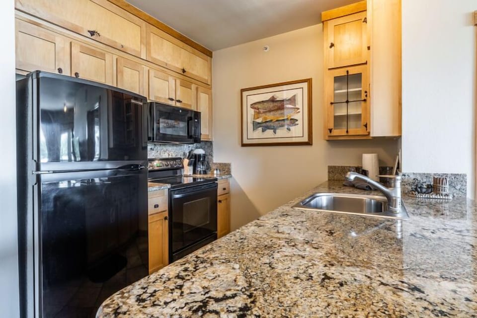 Fully Equipped Kitchen / Granite Countertops / Kitchen Bar with 2 Stools