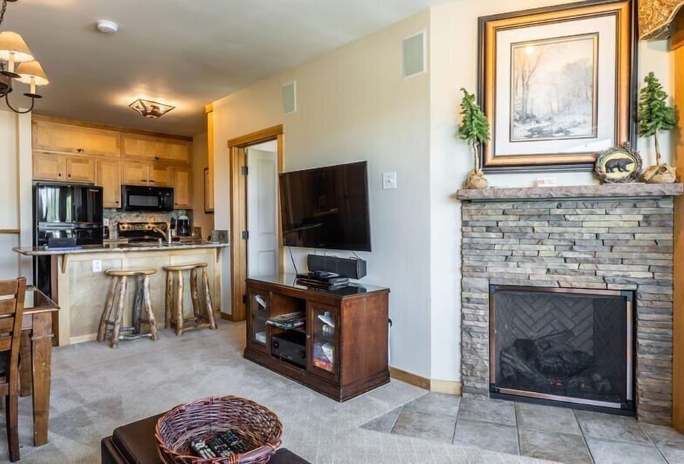 Living Room / Flat Screen TV / Queen Sleeper Sofa / Gas Fireplace