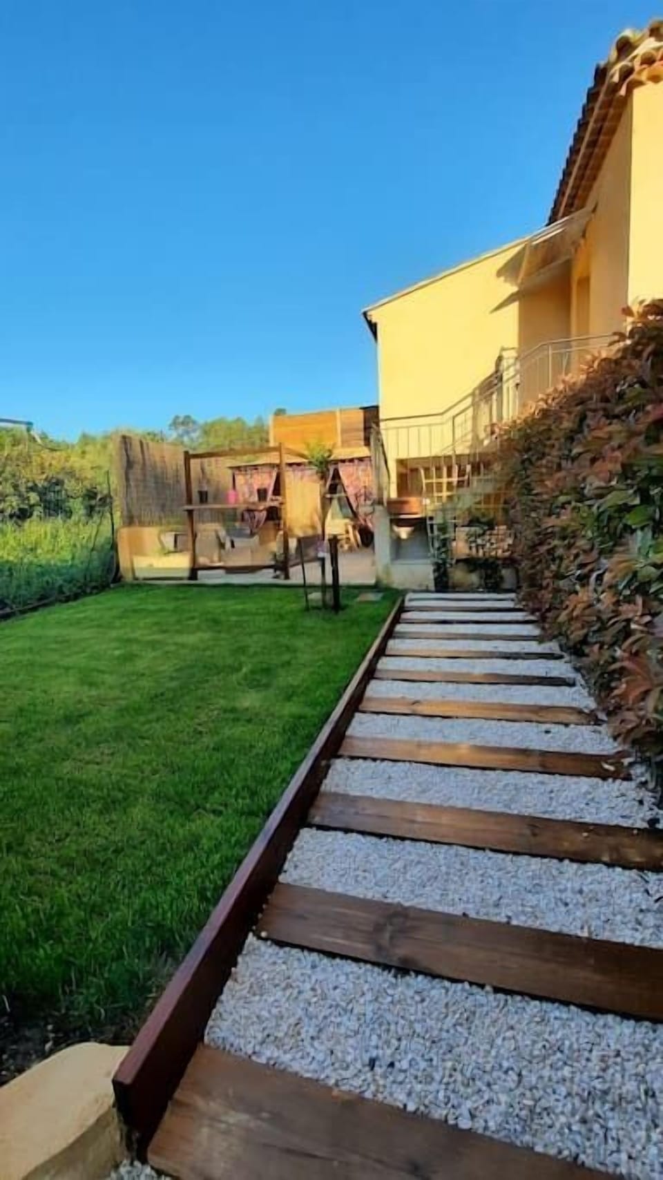 Jardin cocooning entouré de verdure