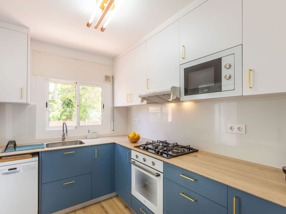Kitchen, Countertop, Kitchen Appliance, Major Appliance, Wood, Cabinetry, Interior Design, Flooring, Kitchen Stove, Floor
