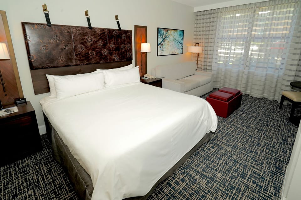 In-room safe, laptop workspace, blackout drapes, iron/ironing board