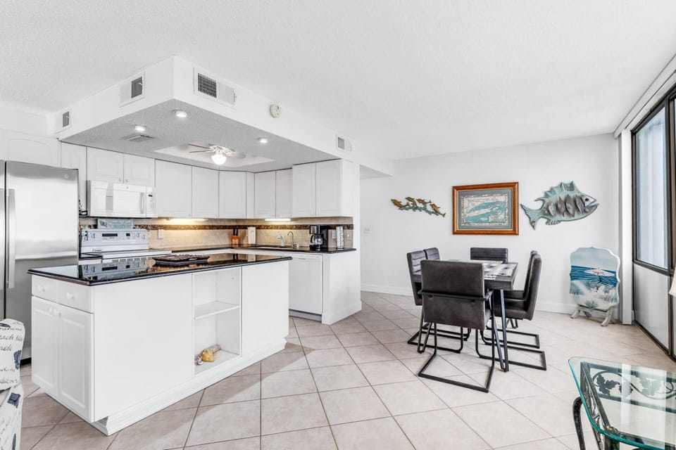 Kitchen & Dining Area
