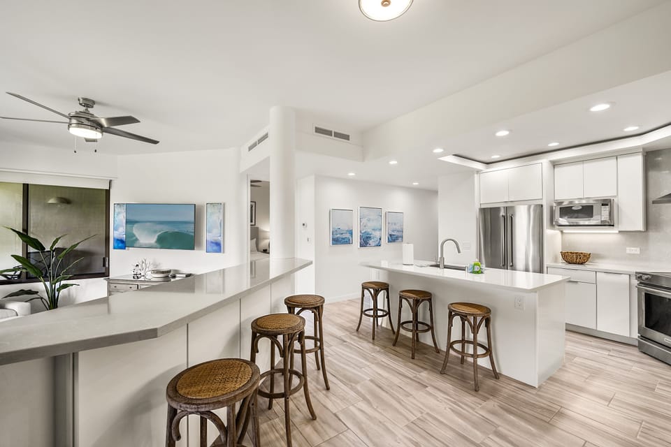 Breakfast Bar and Kitchen with Island