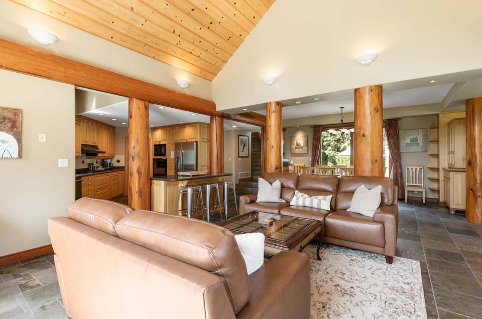 Sitting room - Bright and spacious, relax with a glass of wine after a day on the mountain.