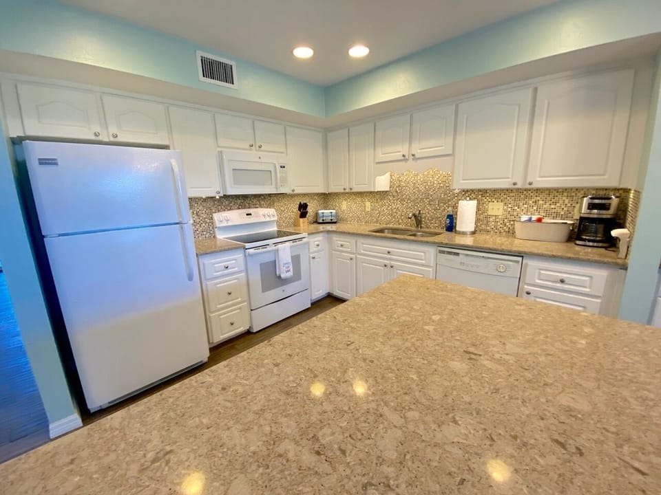 Fully equipped kitchen with granite counters