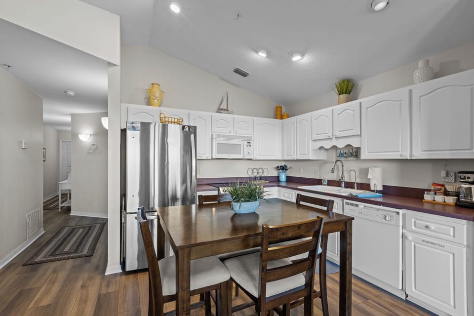 Full Kitchen with Dishwasher