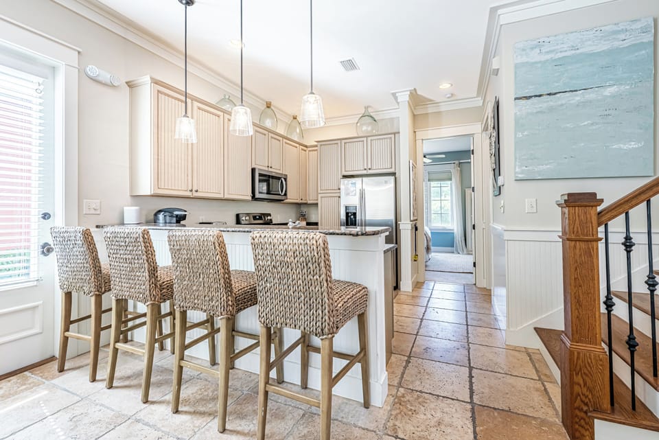 Kitchen and Breakfast Bar