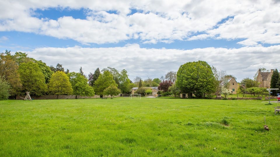 Broadwell Village Green, Poppy Cottage, Bolthole Retreats