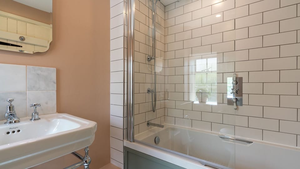 Family Bathroom, Poppy Cottage, Bolthole Retreats