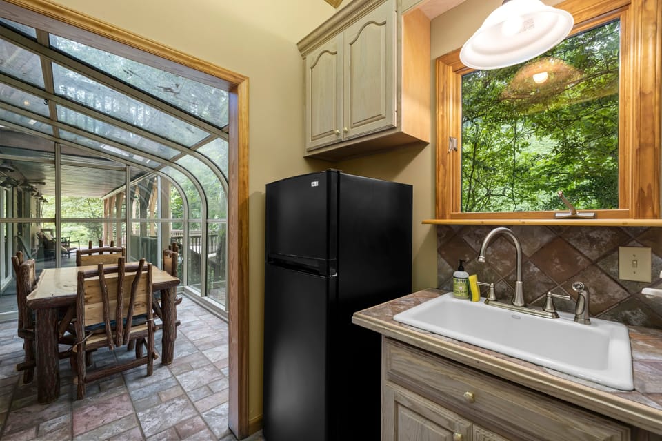 Chalet | Private kitchen | Full-size fridge, microwave, oven, stovetop