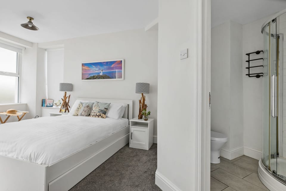 Master bedroom with ensuite - Kings Quay