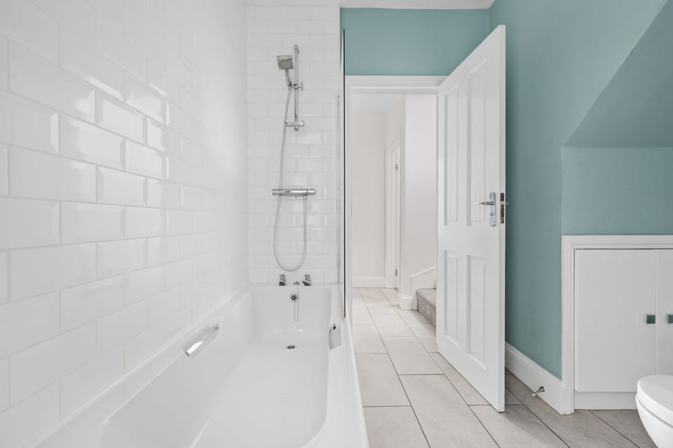Bathroom with tub and over head shower - Kings Quay