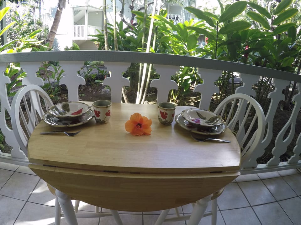Enjoy your meals out on the lanai. 