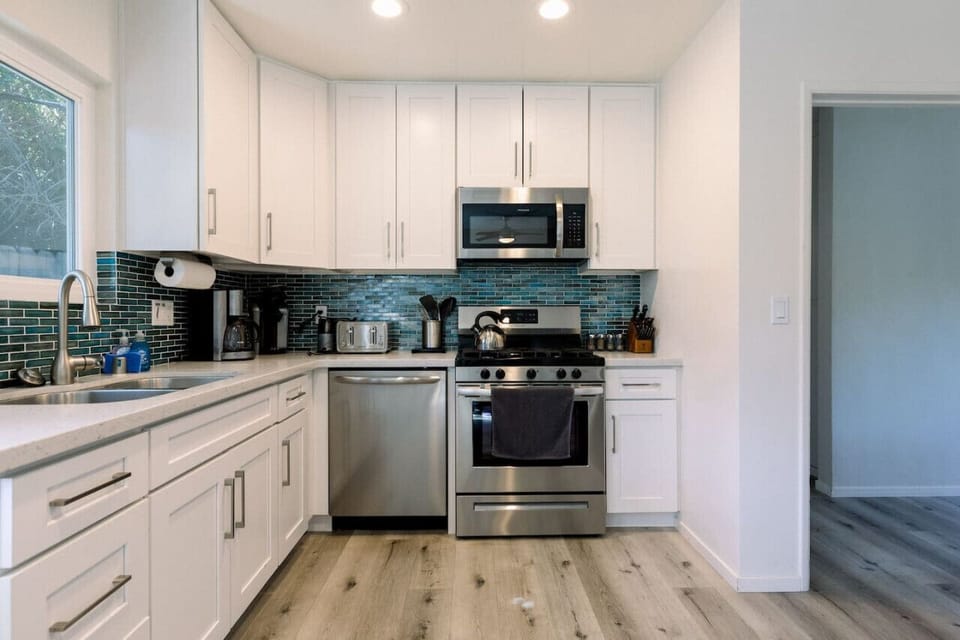 Fully equipped kitchen with all brand new appliances