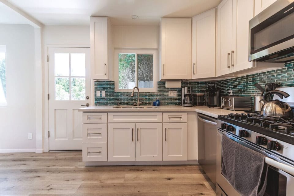 Fully equipped kitchen with all brand new appliances