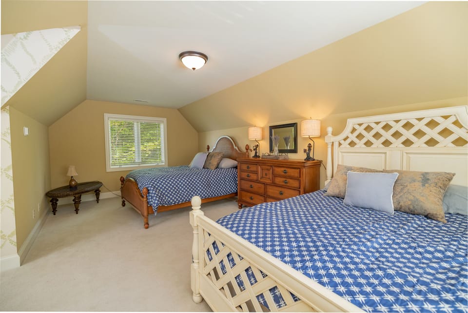 2 queen beds in split level suite, great for families!