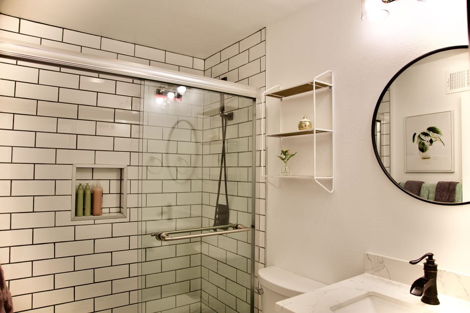 Bathroom #1: Main floor