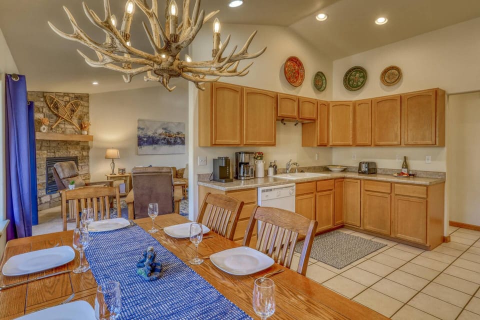 Eat in Kitchen with all the necessities for carefree meals. Don’t want to cook, you are just 5 minutes from dining, bistros, pubs and shopping.