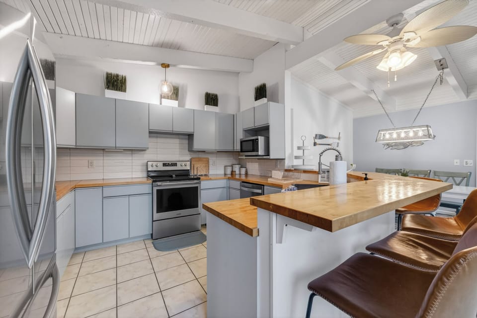 KITCHEN AND BREAKFAST BAR