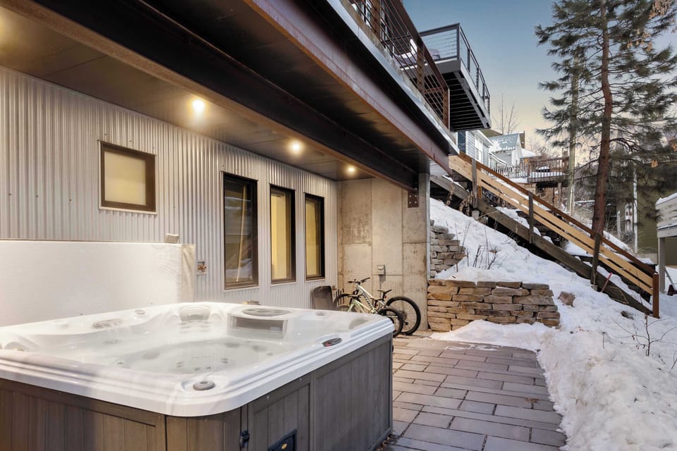 Outdoor spa tub