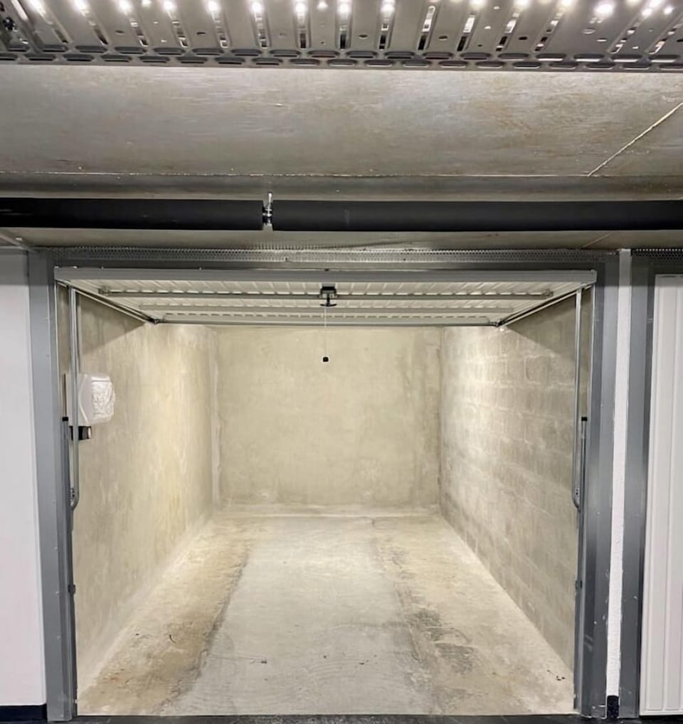 Private and lockable box in the private parking of the residence of 2.60x5m.