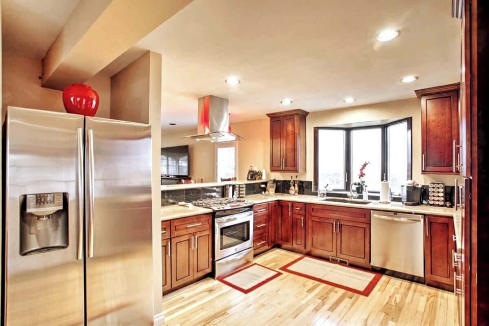 Kitchen- Fully stocked with all essintials. 