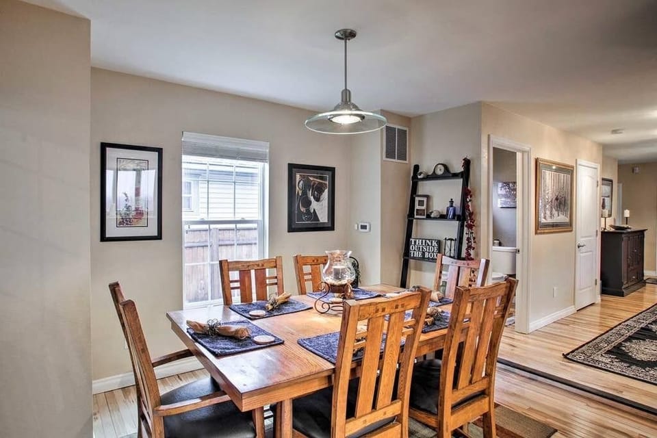 Dining Room- Seating for 6 and additonal seating at the kitchen bar. 